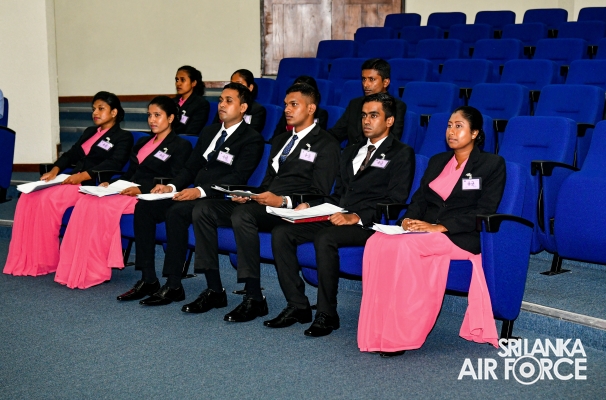 NEWLY
ENLISTED STUDENT OFFICERS TAKE OATHS