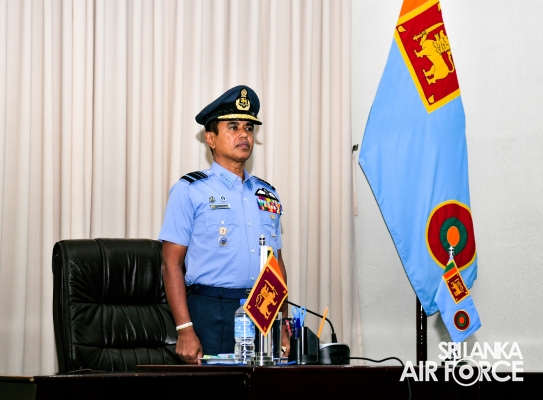 NEWLY
ENLISTED STUDENT OFFICERS TAKE OATHS