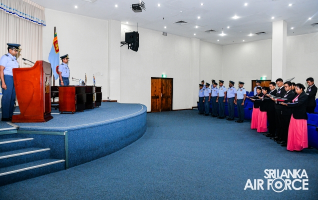 NEWLY
ENLISTED STUDENT OFFICERS TAKE OATHS