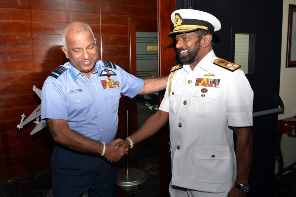 Outgoing Navy Commander Visits SLAF Headquarters
