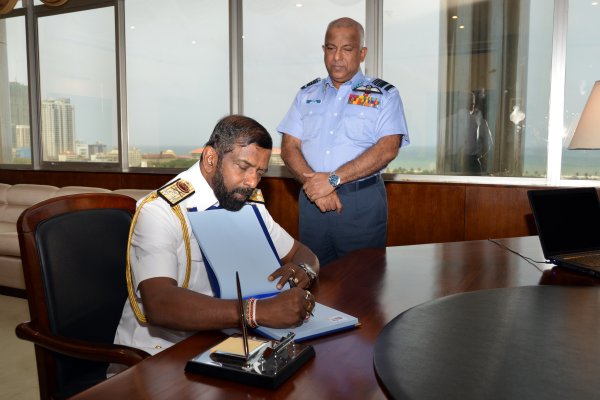 Outgoing Navy Commander Visits SLAF Headquarters