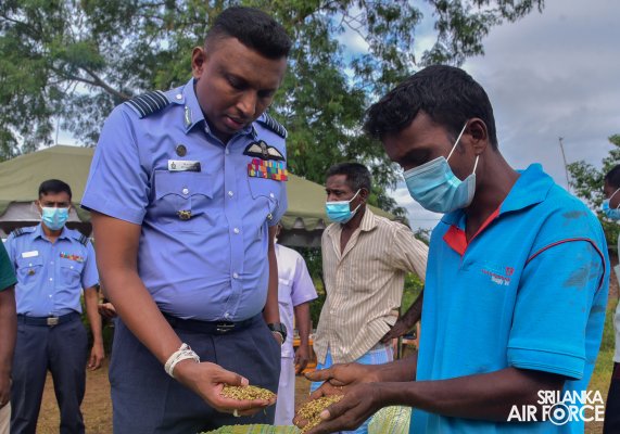 SLAF STATION MORAWEWA CONDUCTS PADDY HARVESTING PROGRAMME FOR LOW INCOME FARMERS AT KANUGAHAWEWA AREA