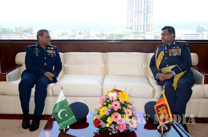 Chief of the Air Staff of the Pakistan Air Force Calls on the Commander of the SLAF