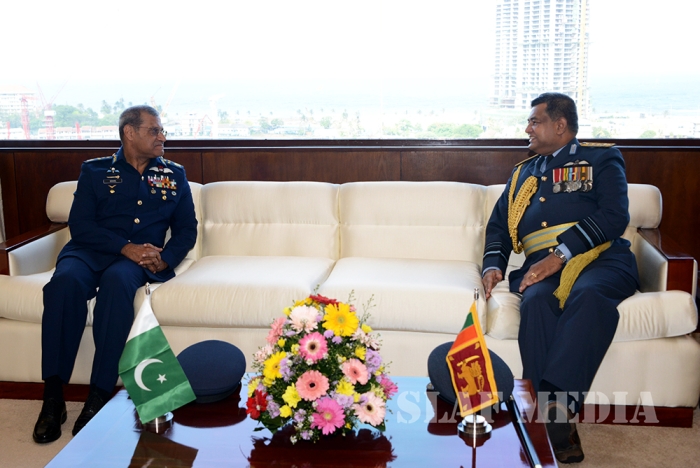 Chief of the Air Staff of the Pakistan Air Force Calls on the Commander of the SLAF