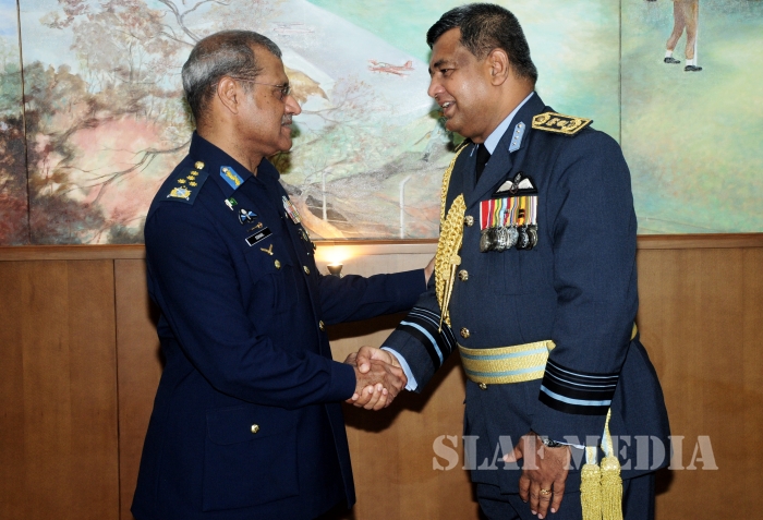 Chief of the Air Staff of the Pakistan Air Force Calls on the Commander of the SLAF