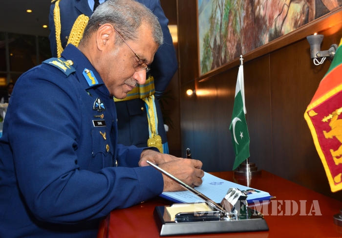 Chief of the Air Staff of the Pakistan Air Force Calls on the Commander of the SLAF