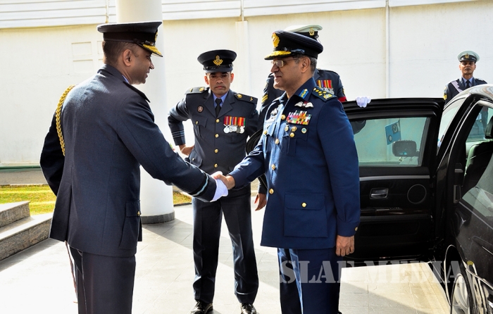 Chief of the Air Staff of the Pakistan Air Force Calls on the Commander of the SLAF