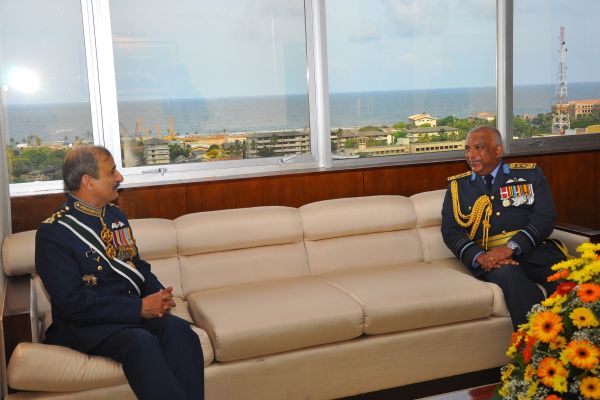 Chief of the Air
Staff of the Pakistan Air Force Calls on the Commander