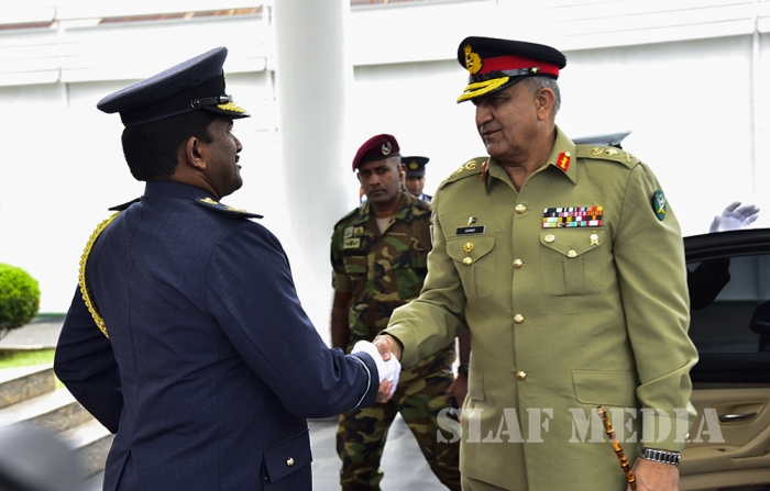 Pakistan Army Chief Calls on the Commander