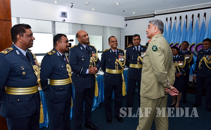 Pakistan Army Chief Calls on the Commander
