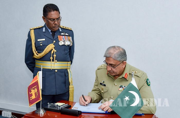 Pakistan Army Chief Calls on the Commander