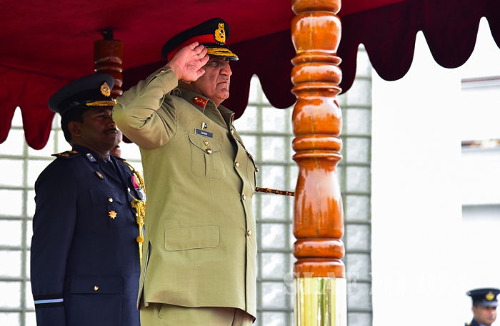 Pakistan Army Chief Calls on the Commander