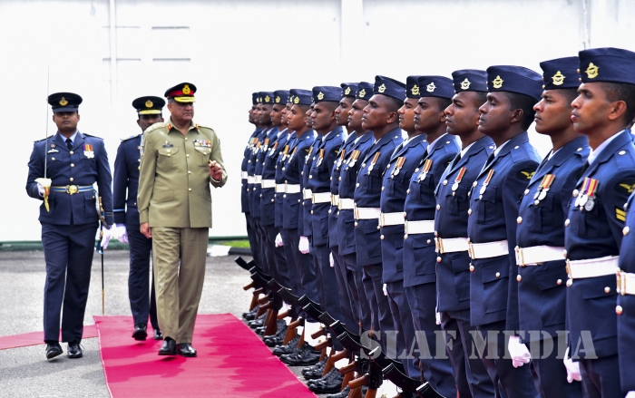Pakistan Army Chief Calls on the Commander