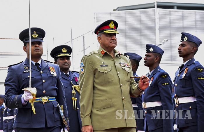 Pakistan Army Chief Calls on the Commander