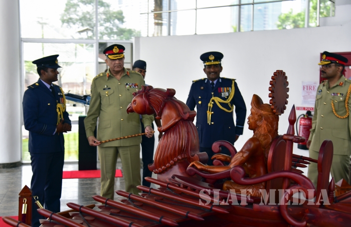 Pakistan Army Chief Calls on the Commander