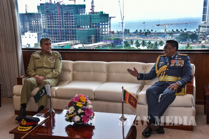 Pakistan Army Chief Calls on the Commander