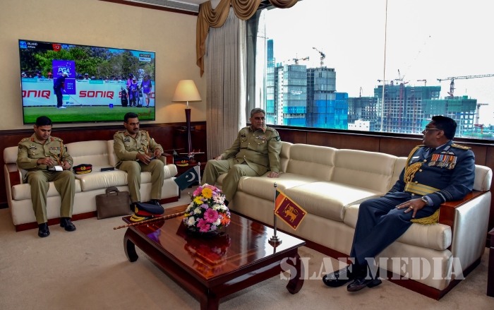 Pakistan Army Chief Calls on the Commander