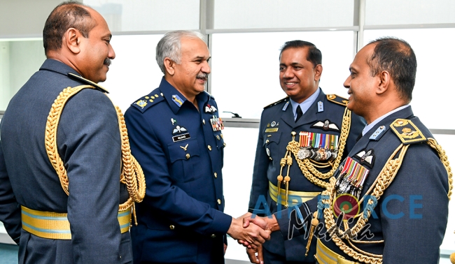 Chief of the Air Staff of the Pakistan Air Force Calls on the Commander