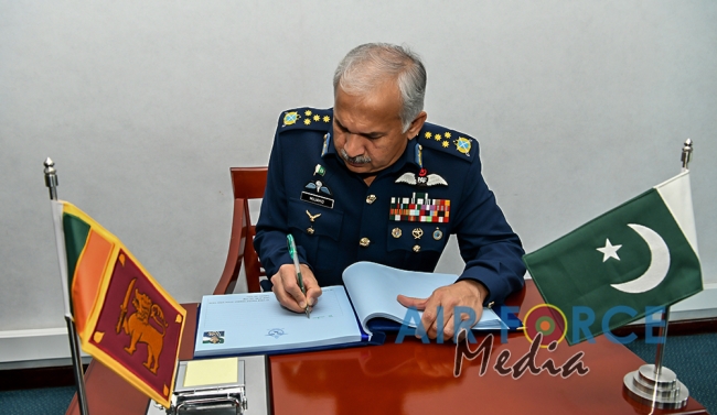 Chief of the Air Staff of the Pakistan Air Force Calls on the Commander