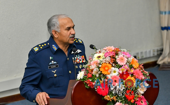 Chief of the Air Staff of the Pakistan Air Force Calls on the Commander