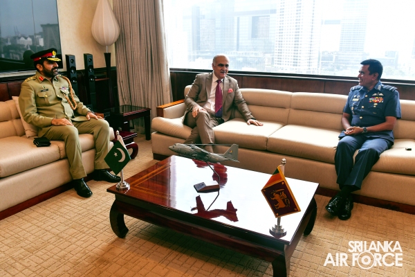 HIGH
COMMISSIONER OF PAKISTAN IN SRI LANKA MADE FAREWELL CALL ON THE
COMMANDER OF THE AIR FORCE