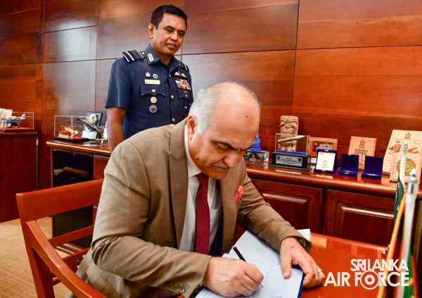HIGH
COMMISSIONER OF PAKISTAN IN SRI LANKA MADE FAREWELL CALL ON THE
COMMANDER OF THE AIR FORCE
