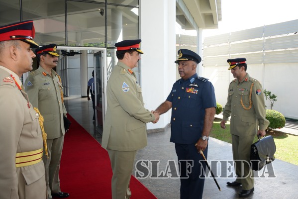 Army Chief of Pakistan Visits SLAF