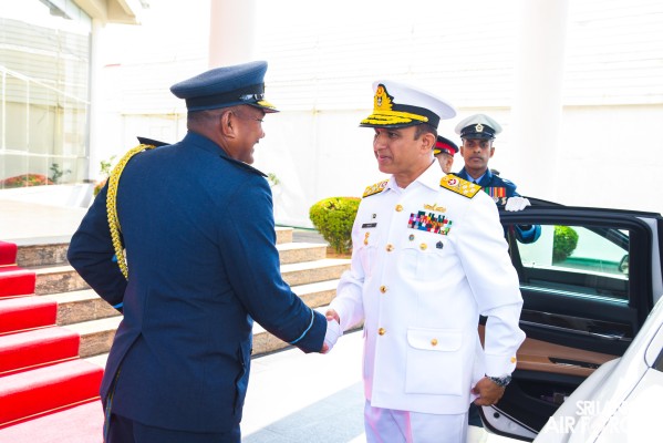 CHIEF OF NAVAL STAFF OF THE PAKISTAN NAVY CALLS ON THE COMMANDER
OF THE AIR FORCE