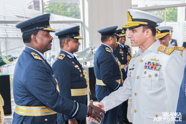 CHIEF OF NAVAL STAFF OF THE PAKISTAN NAVY CALLS ON THE COMMANDER
OF THE AIR FORCE