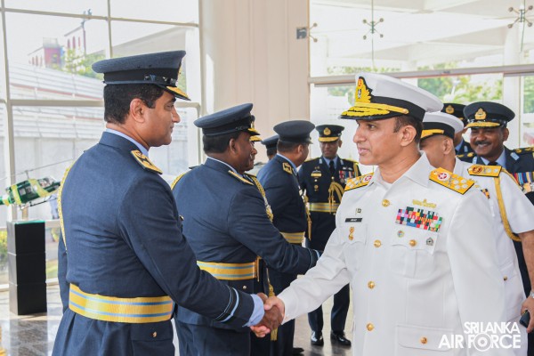 CHIEF OF NAVAL STAFF OF THE PAKISTAN NAVY CALLS ON THE COMMANDER
OF THE AIR FORCE