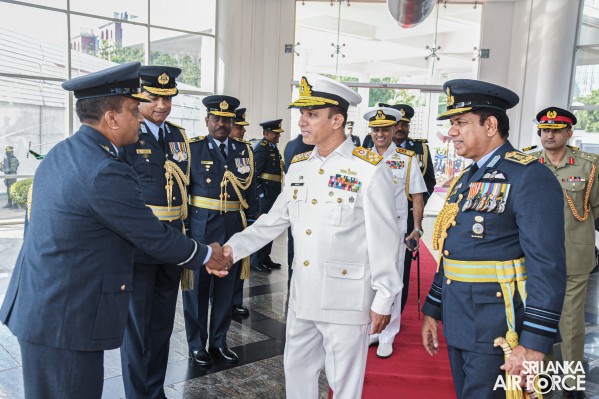 CHIEF OF NAVAL STAFF OF THE PAKISTAN NAVY CALLS ON THE COMMANDER
OF THE AIR FORCE