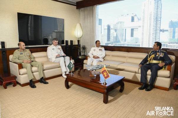 CHIEF OF NAVAL STAFF OF THE PAKISTAN NAVY CALLS ON THE COMMANDER
OF THE AIR FORCE