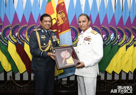 CHIEF OF NAVAL STAFF OF THE PAKISTAN NAVY CALLS ON THE COMMANDER
OF THE AIR FORCE