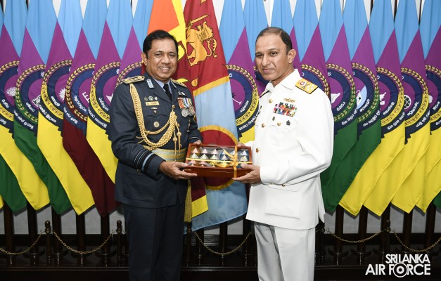 CHIEF OF NAVAL STAFF OF THE PAKISTAN NAVY CALLS ON THE COMMANDER
OF THE AIR FORCE