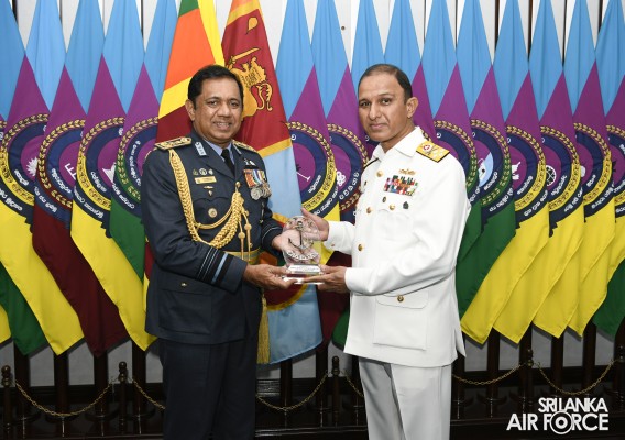 CHIEF OF NAVAL STAFF OF THE PAKISTAN NAVY CALLS ON THE COMMANDER
OF THE AIR FORCE