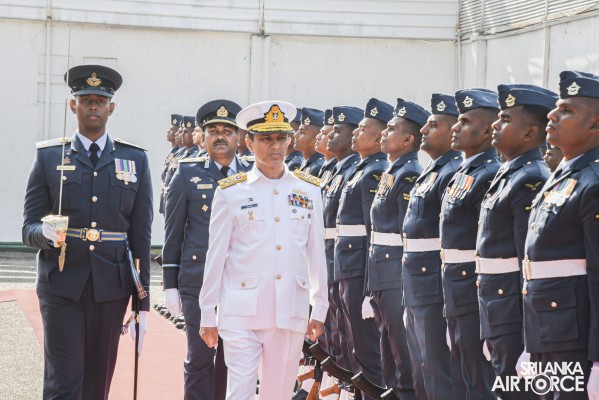 CHIEF OF NAVAL STAFF OF THE PAKISTAN NAVY CALLS ON THE COMMANDER
OF THE AIR FORCE