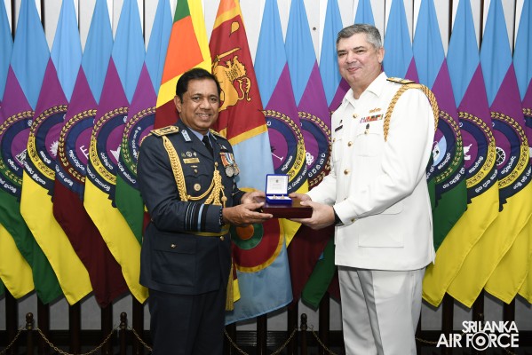 CHIEF OF NAVAL STAFF OF THE PAKISTAN NAVY CALLS ON THE COMMANDER
OF THE AIR FORCE
