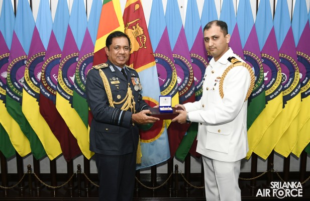 CHIEF OF NAVAL STAFF OF THE PAKISTAN NAVY CALLS ON THE COMMANDER
OF THE AIR FORCE