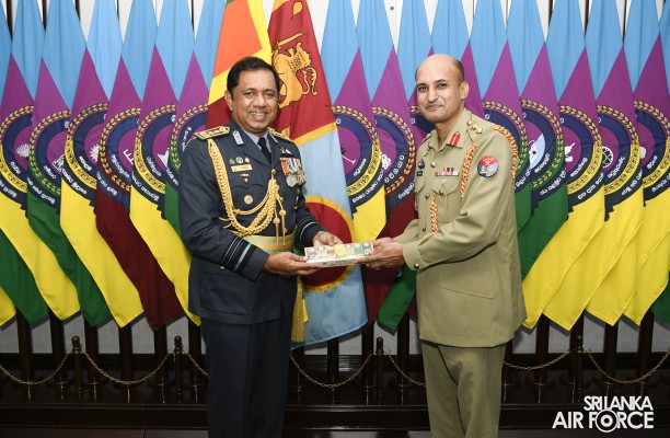 CHIEF OF NAVAL STAFF OF THE PAKISTAN NAVY CALLS ON THE COMMANDER
OF THE AIR FORCE