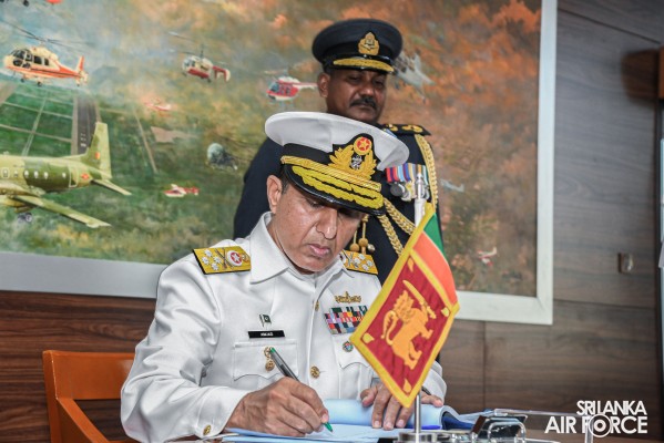 CHIEF OF NAVAL STAFF OF THE PAKISTAN NAVY CALLS ON THE COMMANDER
OF THE AIR FORCE