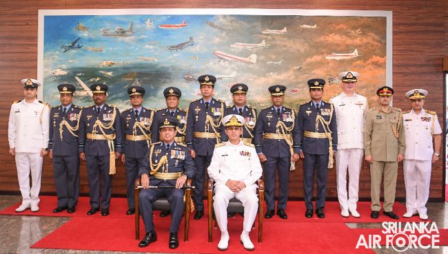 CHIEF OF NAVAL STAFF OF THE PAKISTAN NAVY CALLS ON THE COMMANDER
OF THE AIR FORCE