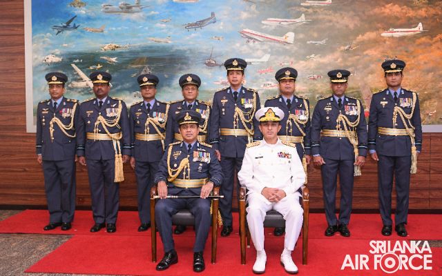 CHIEF OF NAVAL STAFF OF THE PAKISTAN NAVY CALLS ON THE COMMANDER
OF THE AIR FORCE