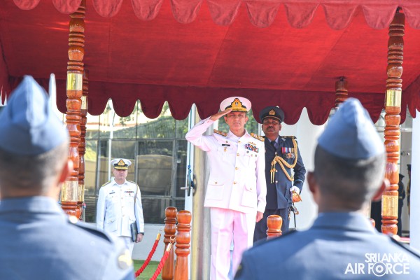 CHIEF OF NAVAL STAFF OF THE PAKISTAN NAVY CALLS ON THE COMMANDER
OF THE AIR FORCE