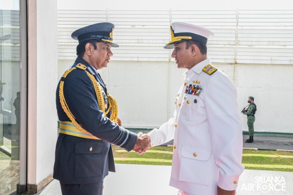 CHIEF OF NAVAL STAFF OF THE PAKISTAN NAVY CALLS ON THE COMMANDER
OF THE AIR FORCE