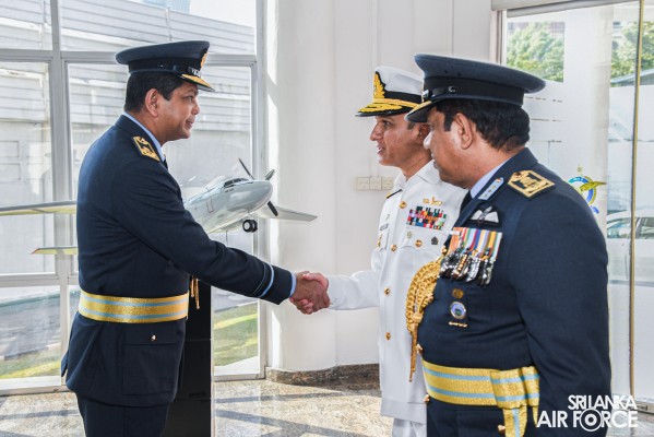 CHIEF OF NAVAL STAFF OF THE PAKISTAN NAVY CALLS ON THE COMMANDER
OF THE AIR FORCE