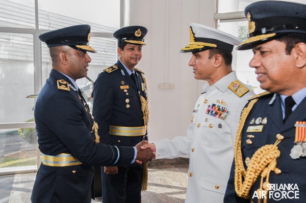 CHIEF OF NAVAL STAFF OF THE PAKISTAN NAVY CALLS ON THE COMMANDER
OF THE AIR FORCE