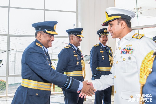 CHIEF OF NAVAL STAFF OF THE PAKISTAN NAVY CALLS ON THE COMMANDER
OF THE AIR FORCE