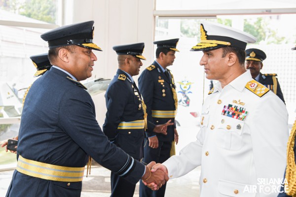 CHIEF OF NAVAL STAFF OF THE PAKISTAN NAVY CALLS ON THE COMMANDER
OF THE AIR FORCE