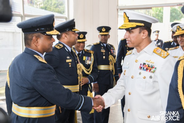 CHIEF OF NAVAL STAFF OF THE PAKISTAN NAVY CALLS ON THE COMMANDER
OF THE AIR FORCE