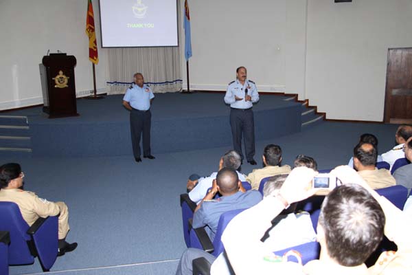 පකිස්තානු ජාතික ආරක්ෂක විශ්ව විද්යාලයේ නියෝජිතයන් ගුවන් හමුදා මූලස්ථානයේ සංචාරයක පකිස්තානු ජාතික ආරක්ෂක විශ්ව විද්යාලයේ නියෝජිතයන් ගුවන් හමුදා මූලස්ථානයේ සංචාරයක